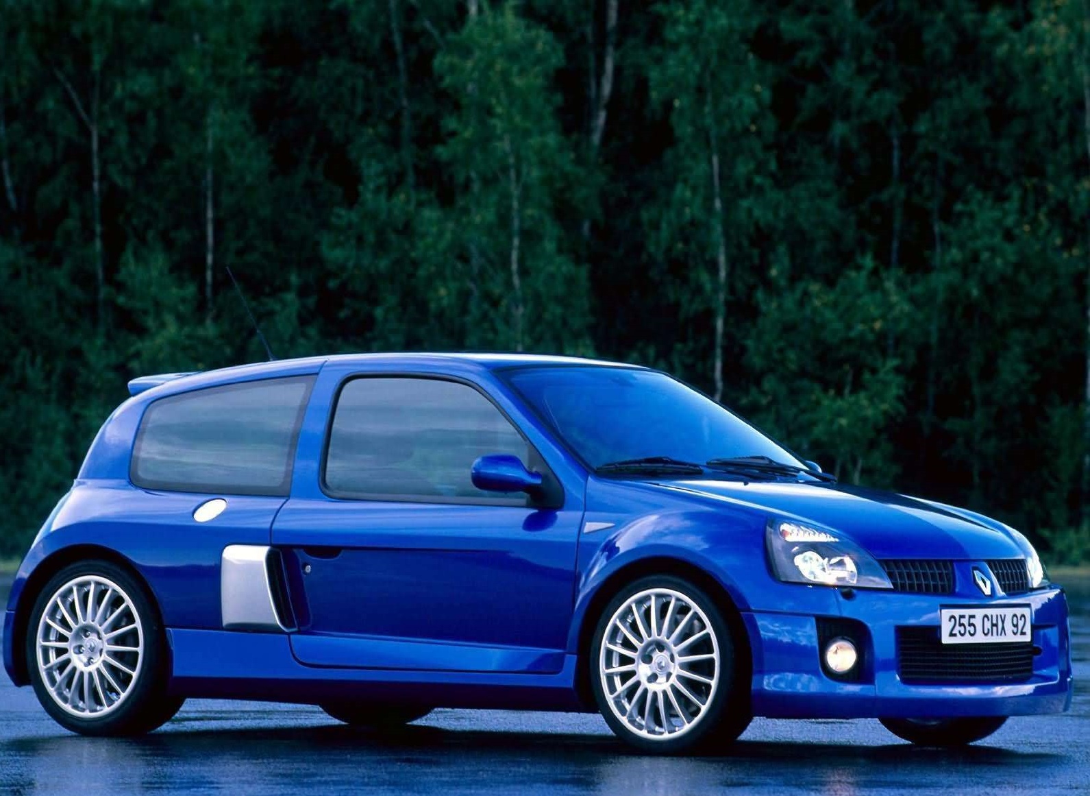Renault-Clio_V6_Renault_Sport_2003_1600x1200_wallpaper_07