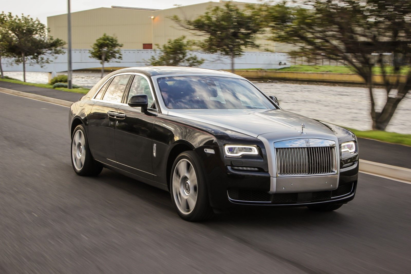 Эксклюзивный обзор и подробности о второй серии 2015 года Rolls-Royce Ghost - роскошный и мощный авто, сочетающий элегантность, комфорт и передовые технологии 2015 Rolls-Royce Ghost Series 2