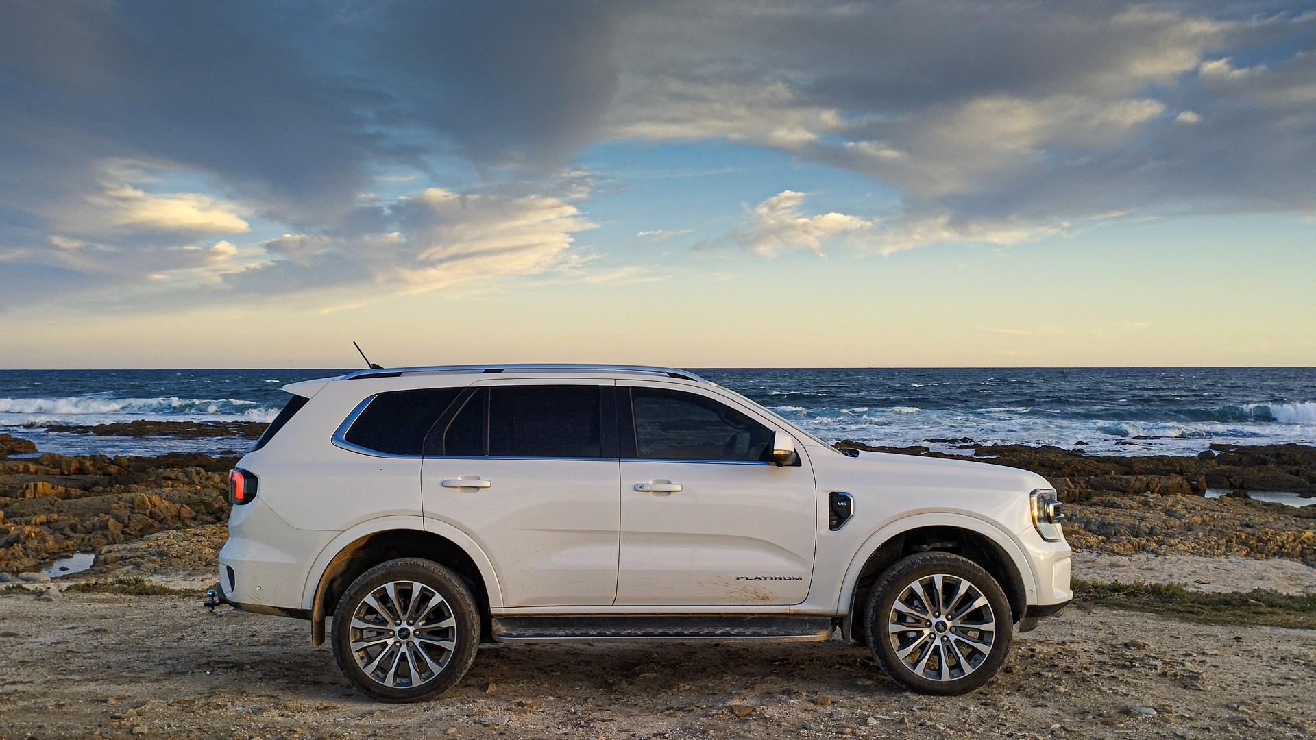 2023 Ford Everest Platinum side profile