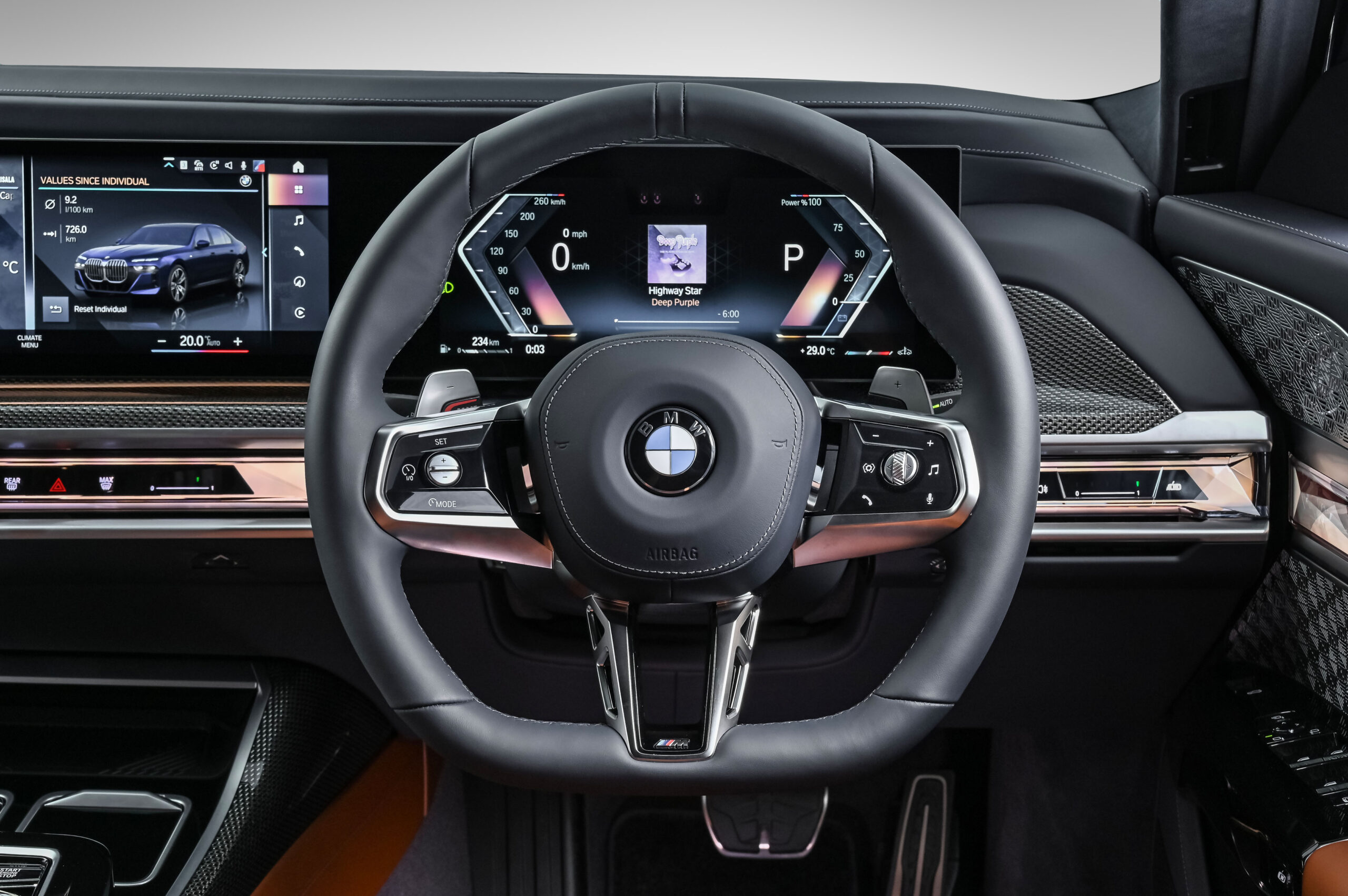 BMW 7 Series (G70) steering wheel and curved display. Instrument cluster and infotainment screen.