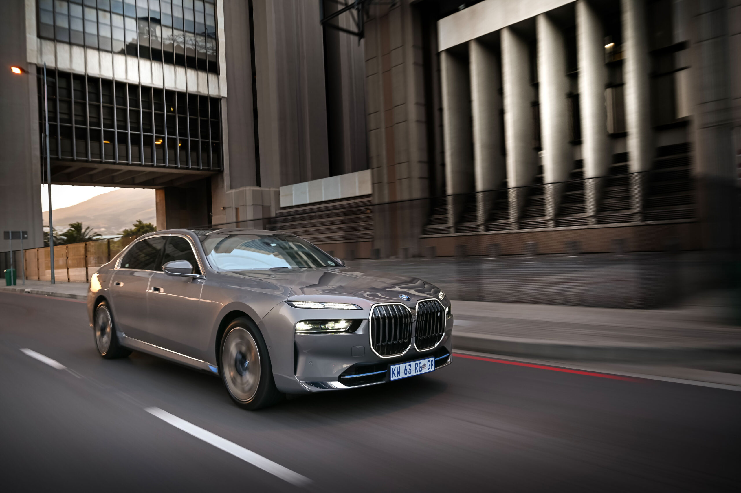 BMW 7 Series (G70) i7 driving in the city.