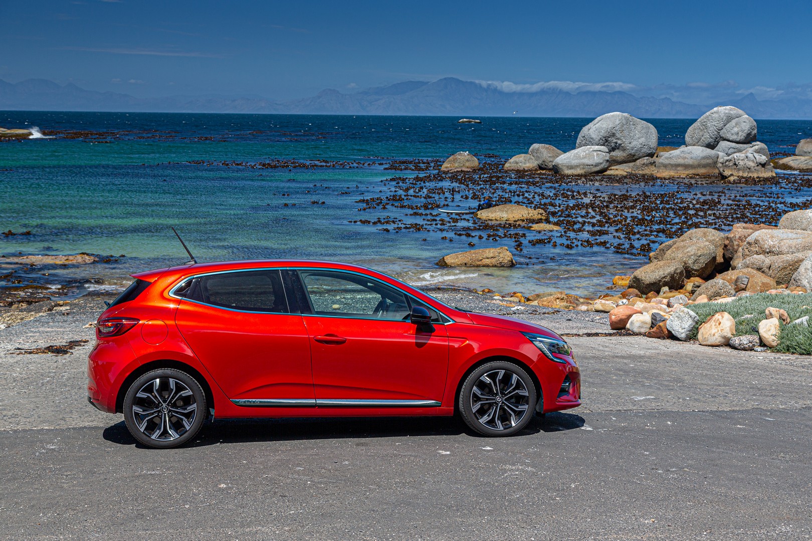 Renault Clio 1.0 Intens profile view.