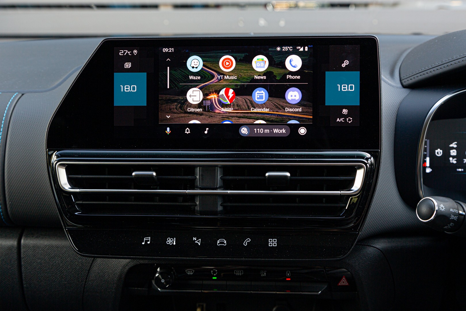 The facelifted Citroen C5 Aircross features an enlarged infotainment touchscreen. 