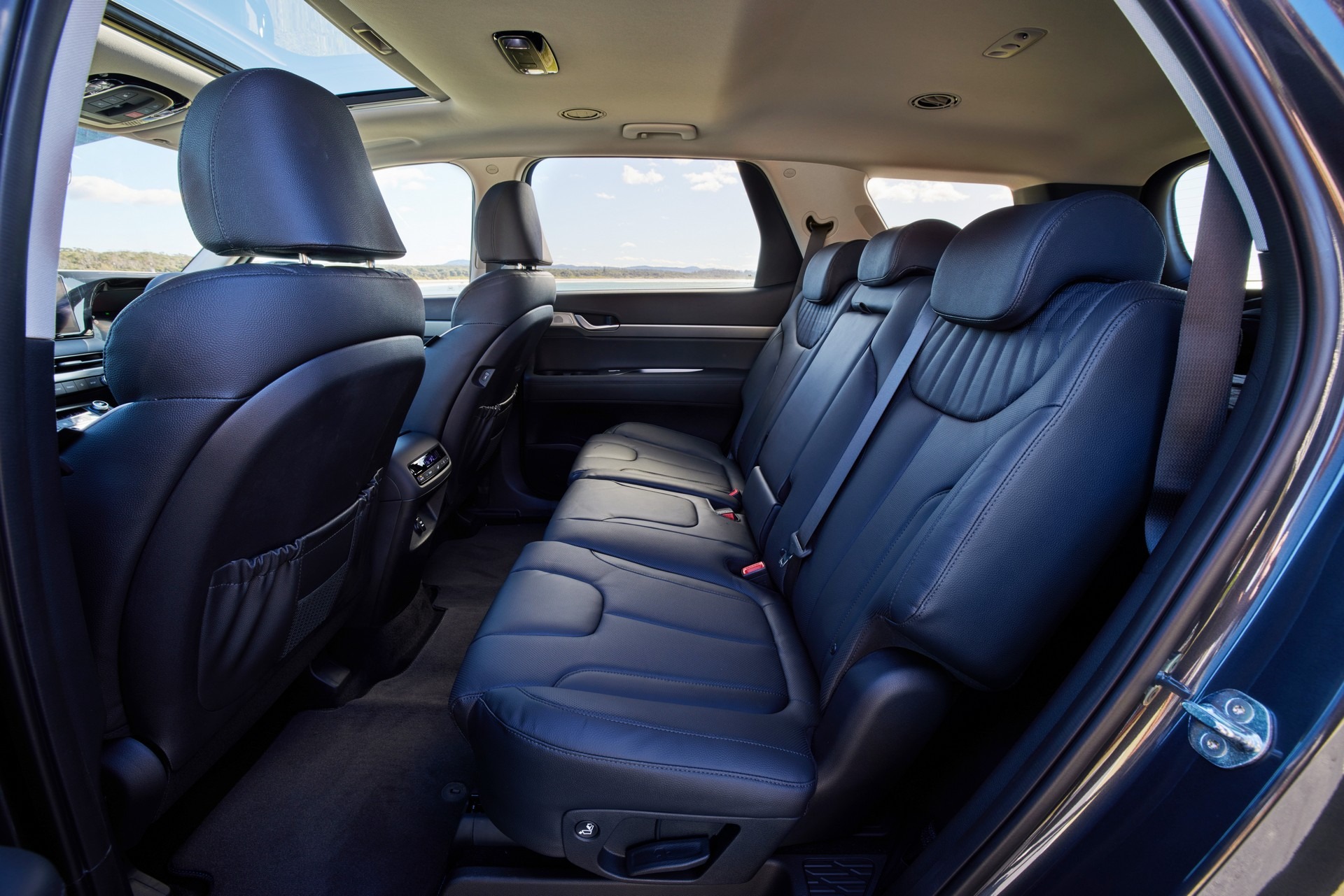 Hyundai Palisade 2023's second row of seats (8-seater version).