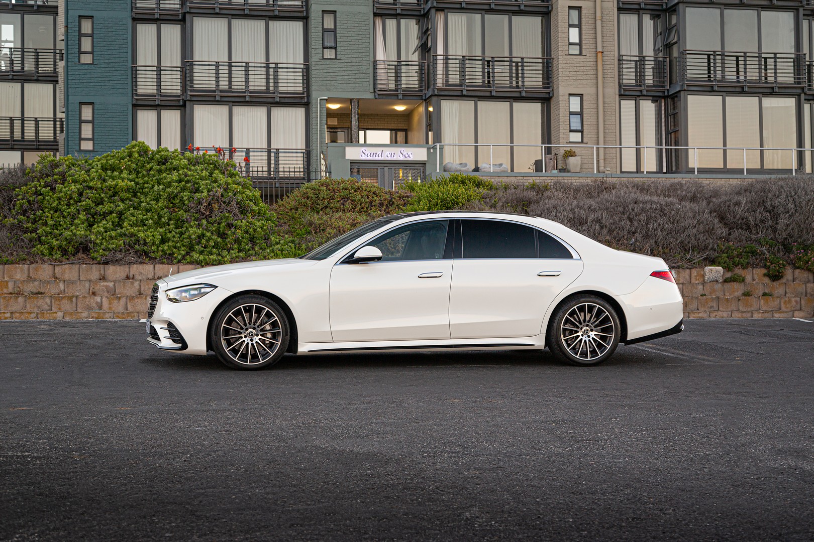 W223 Mercedes-Benz S-Class side profile.