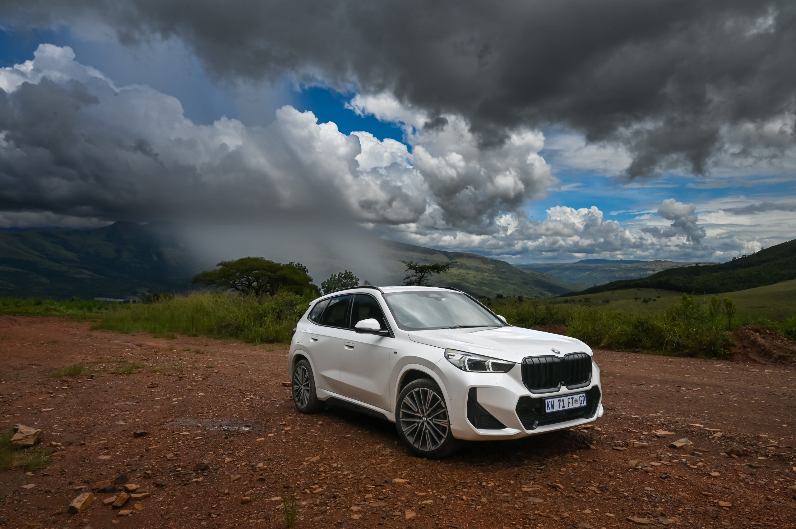 Front three quarter view of the new BMW X1 (2023).