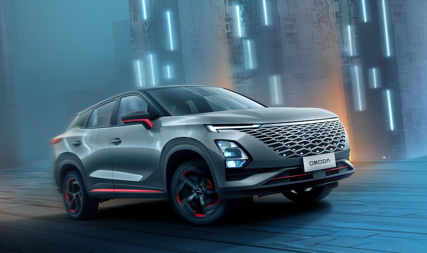 Front three-quarter view of the Omoda C5. 