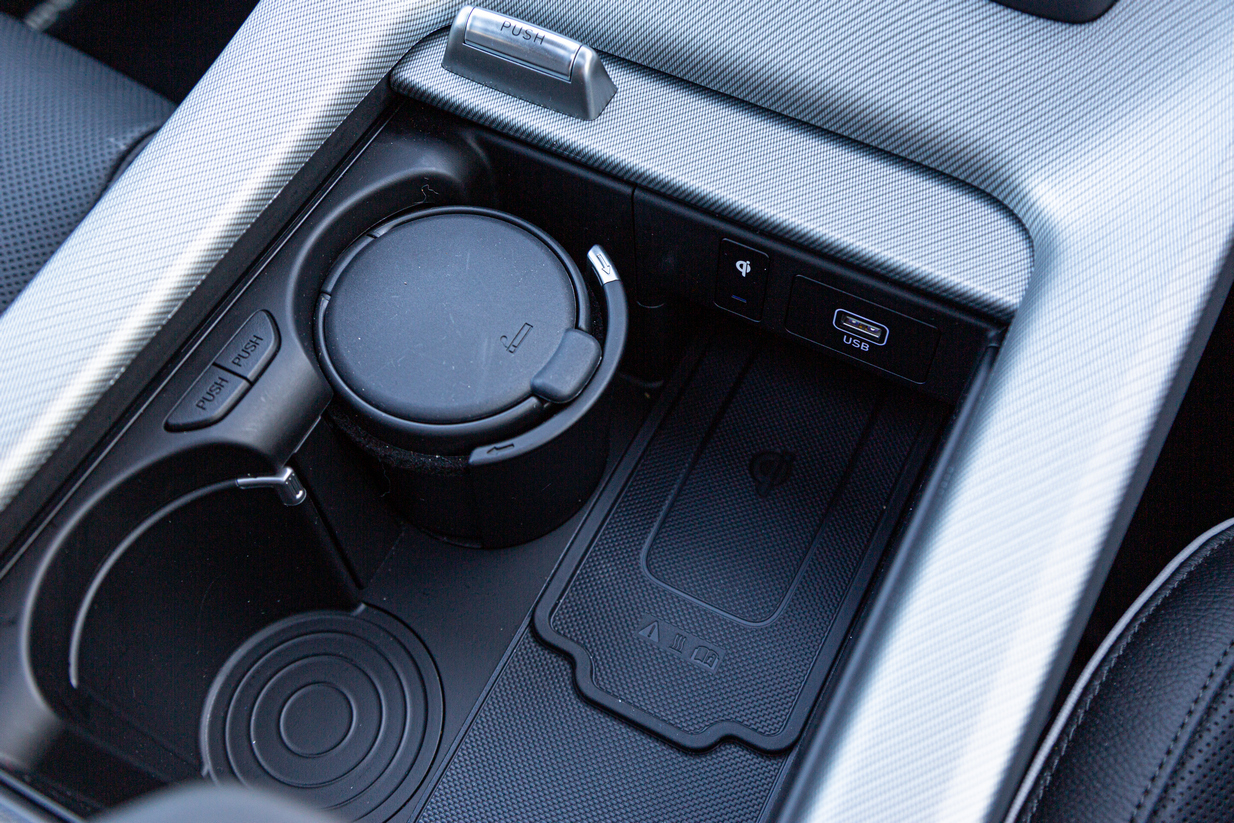 2023 Hyundai Palisade centre console with drinks holders, USB port and wireless charging pad.