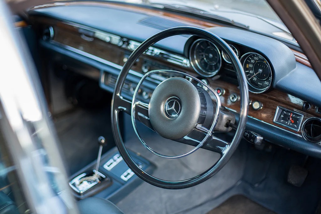 The classic interior of the Mercedes-Benz 300SEL 6.3