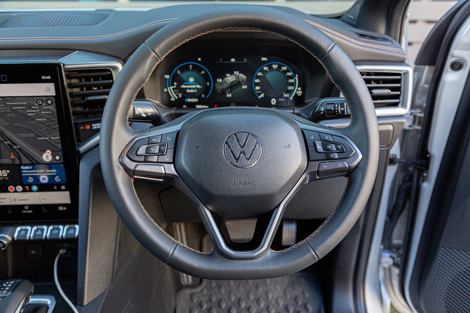 The multifunction 'wheel is equipped with simple push-button controls.