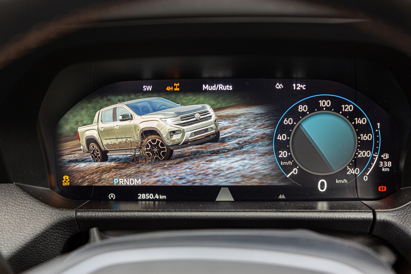 Every off-road drive mode of the 2023 Volkswagen Amarok gets its own graphic on the digital instrument cluster.