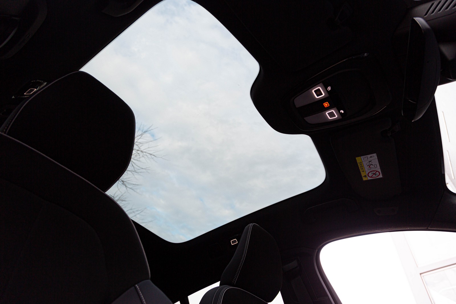 Volvo C40 P8 Recharge Twin AWD Ultimate panoramic sunroof.