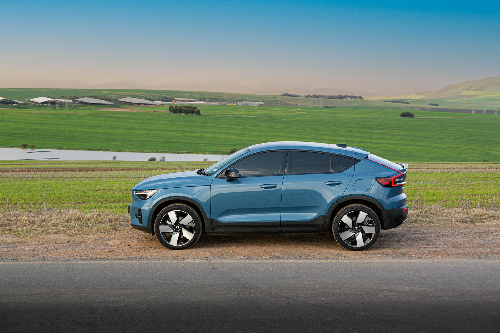 Volvo C40 P8 Recharge Twin AWD Ultimate profile view.