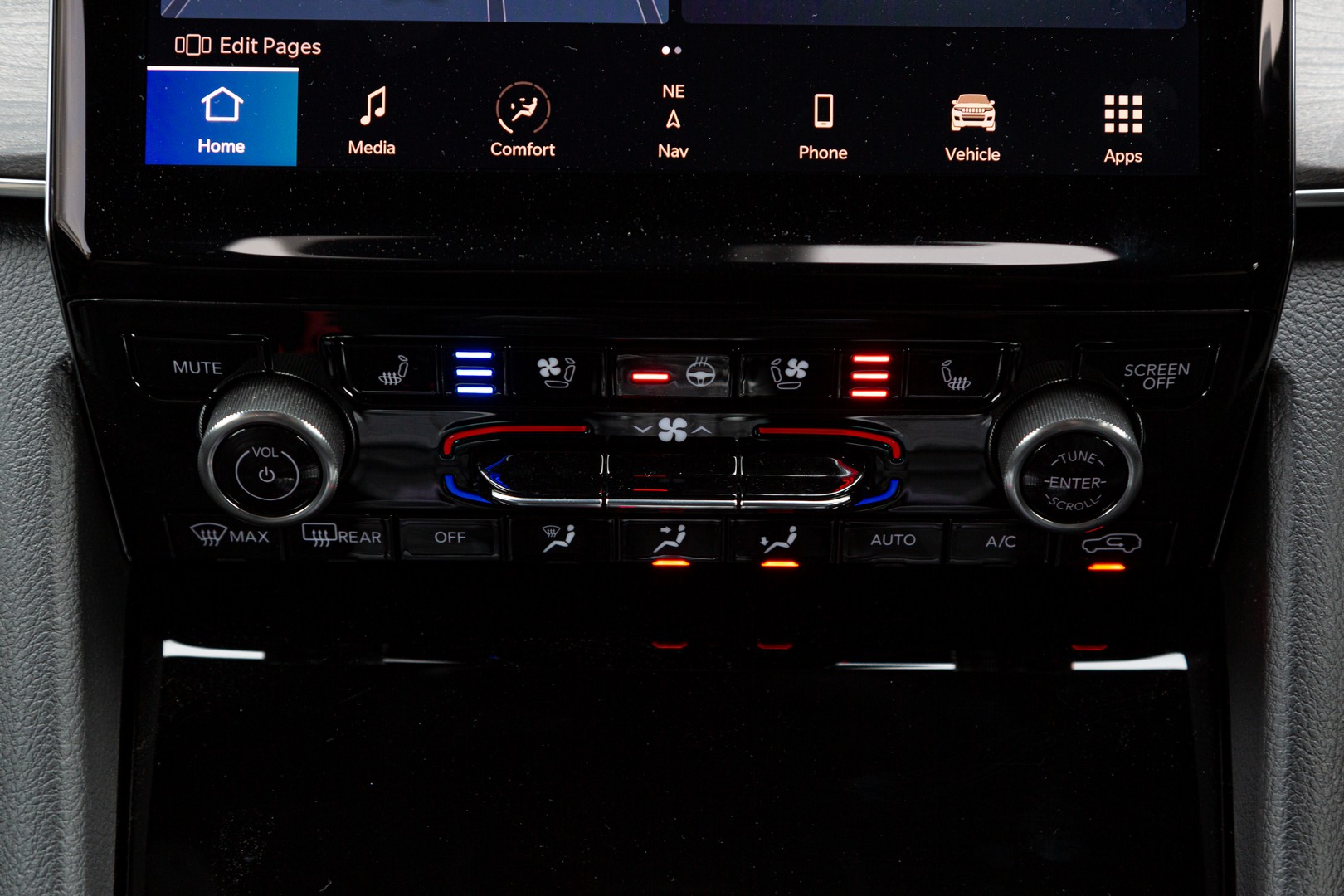 Jeep Grand Cherokee 3.6 4x4 Overland climate and audio control console.