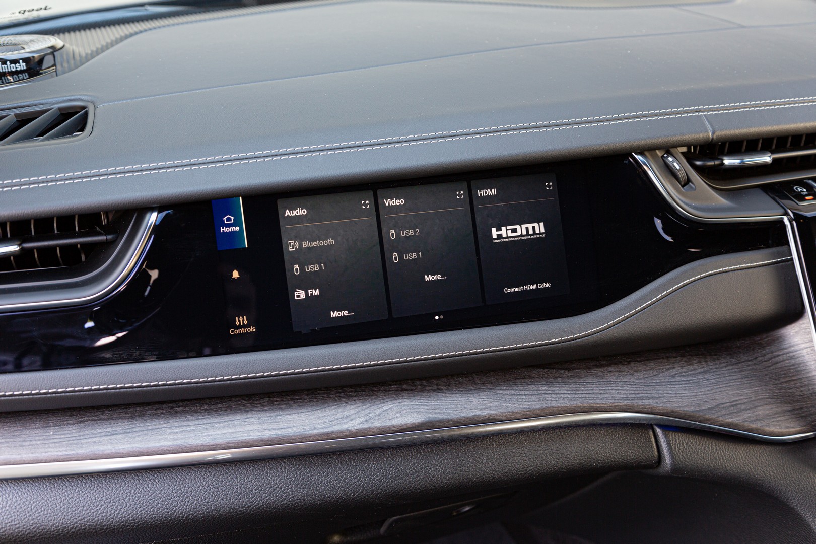 Secondary front touchscreen of the Jeep Grand Cherokee 3.6 4x4 Overland.