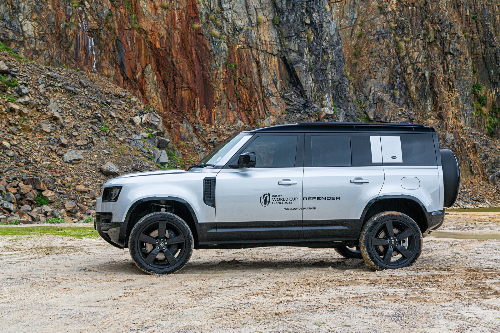 Land Rover Defender PHEV air suspension