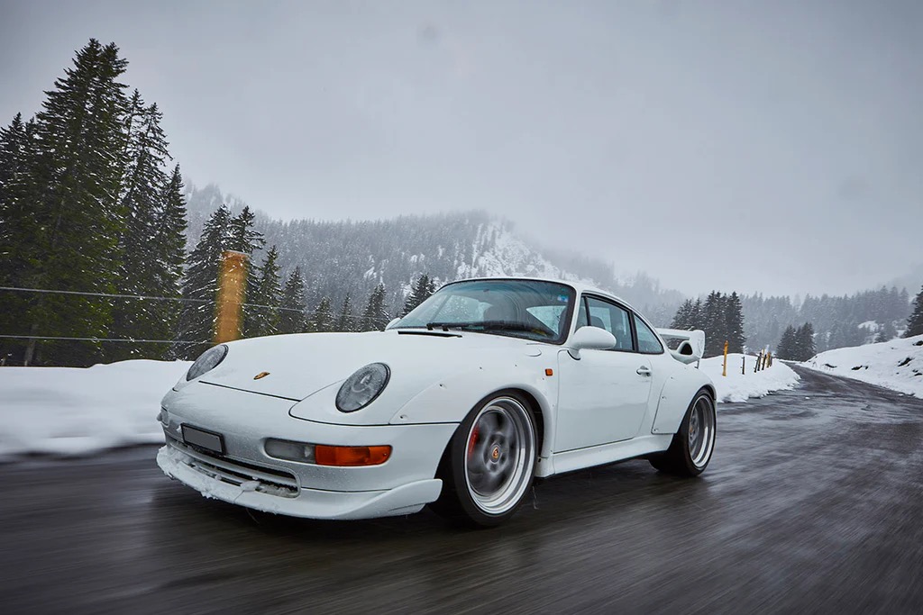 Porsche 911 (993) GT2 front three-quarter view