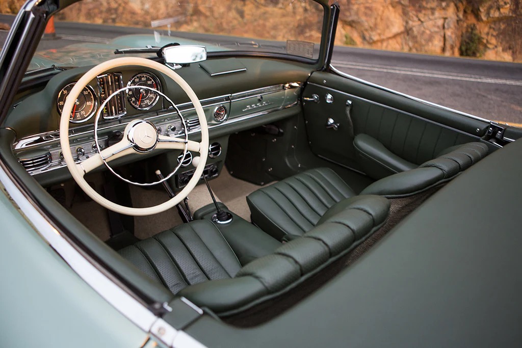 Mercedes-Benz 300SL Roadster cabin