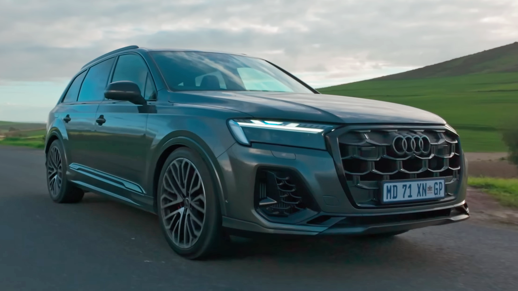 Audi SQ7 front three-quarter tracking shot