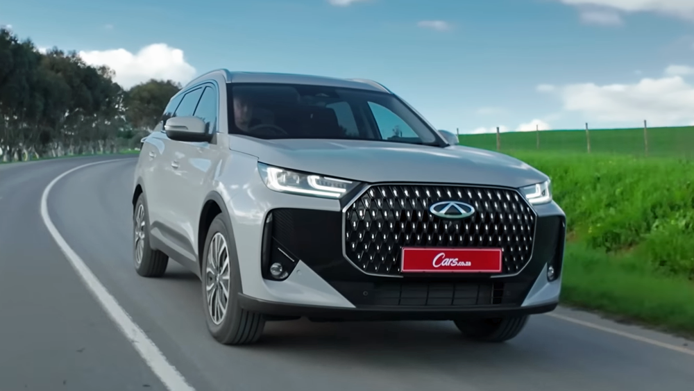 Chery Tiggo 7 PHEV front tracking shot