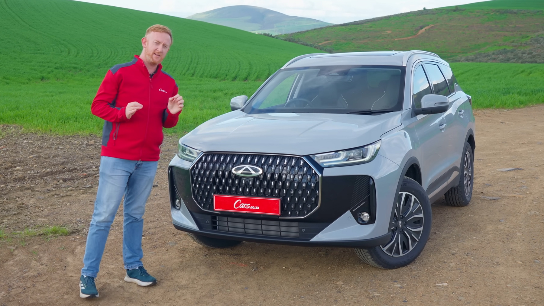 David Taylor next to the Chery Tiggo 7 PHEV