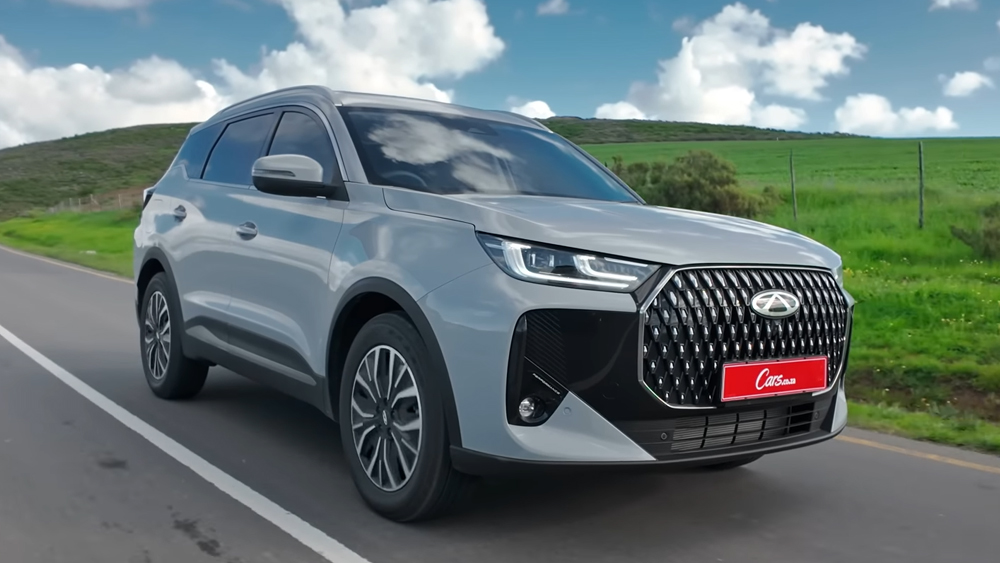 Chery Tiggo 7 PHEV front three-quarter tracking shot
