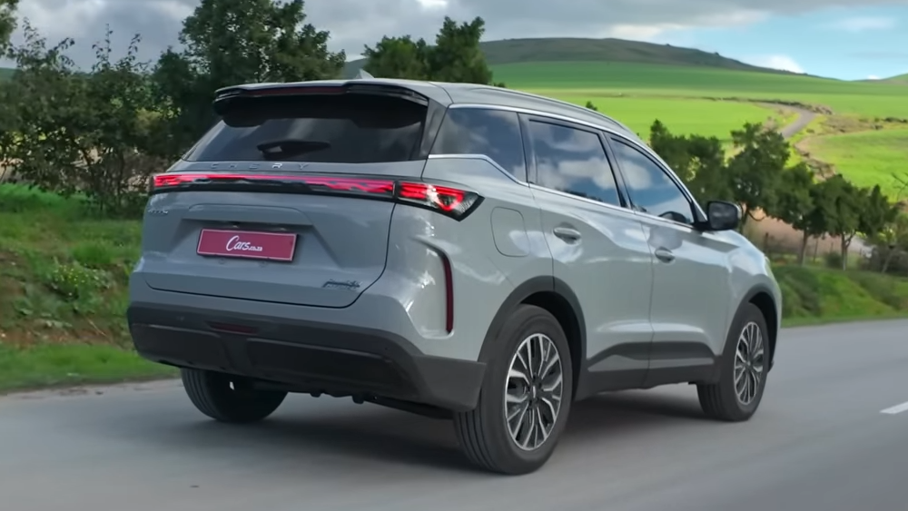 Chery Tiggo 7 PHEV rear three-quarter tracking shot