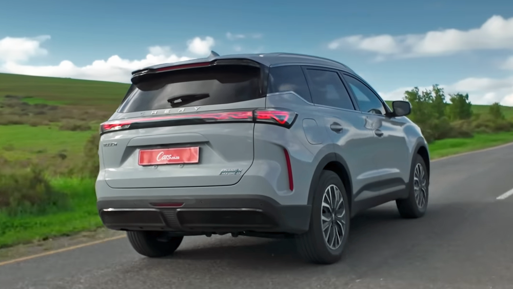 Chery Tiggo 7 PHEV rear tracking shot