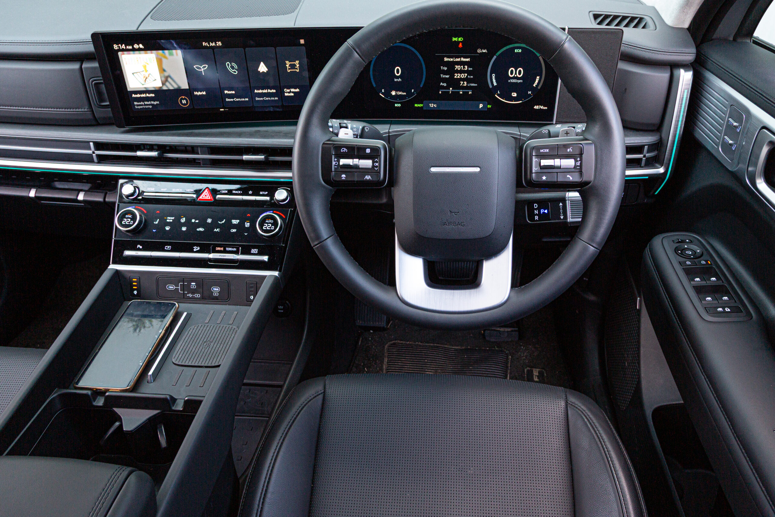 Hyundai Santa Fe Hybrid steering wheel