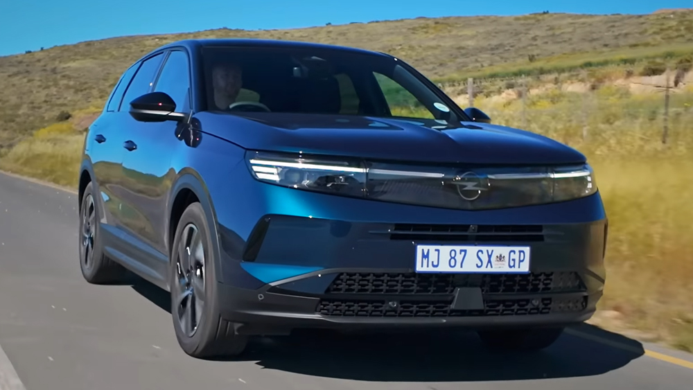 2nd-gen Opel Grandland front tracking shot