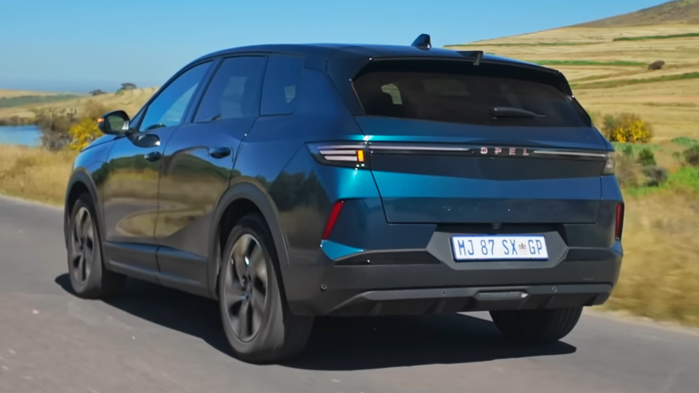 2nd-gen Opel Grandland rear tracking shot