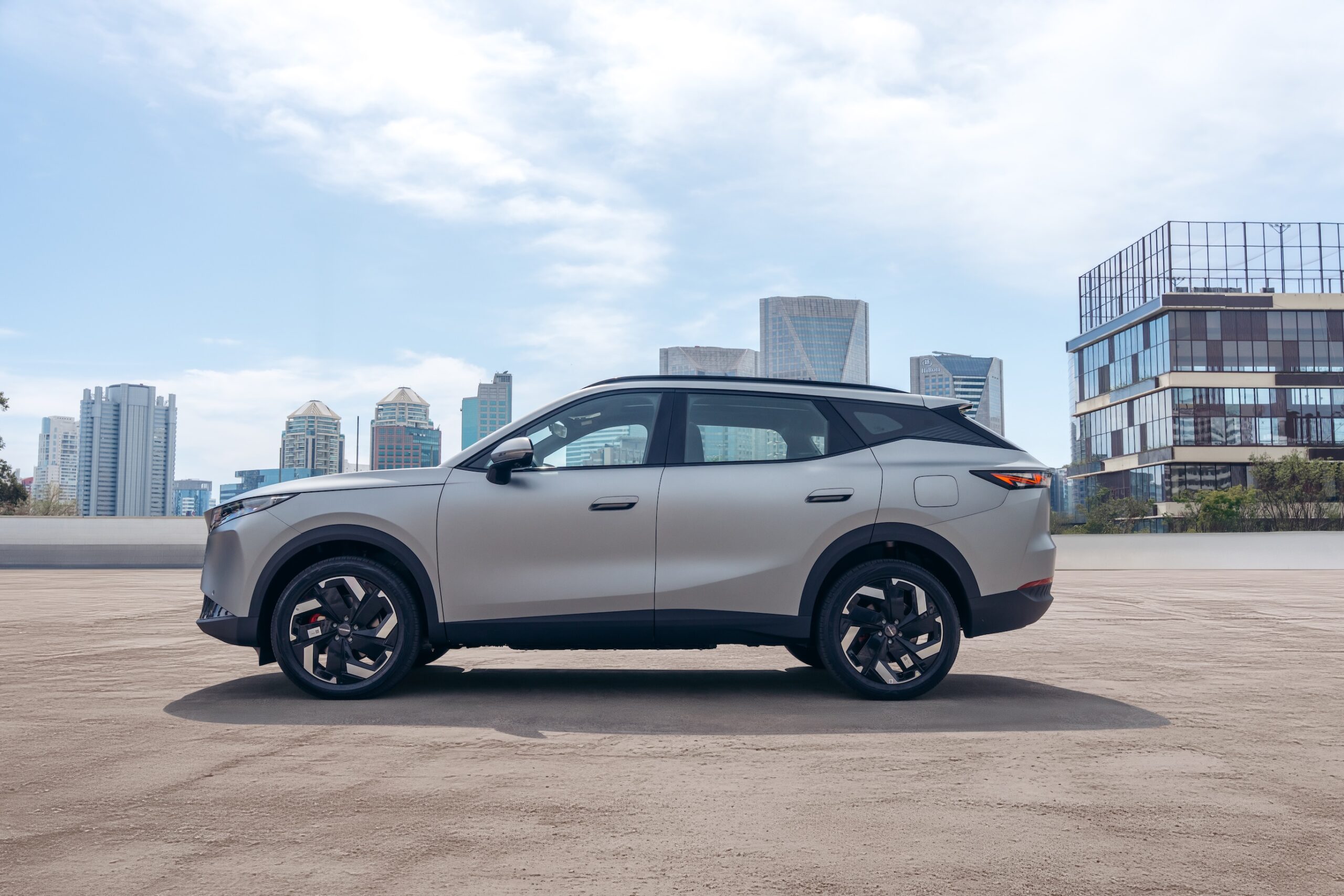 Omoda C5 Hybrid side